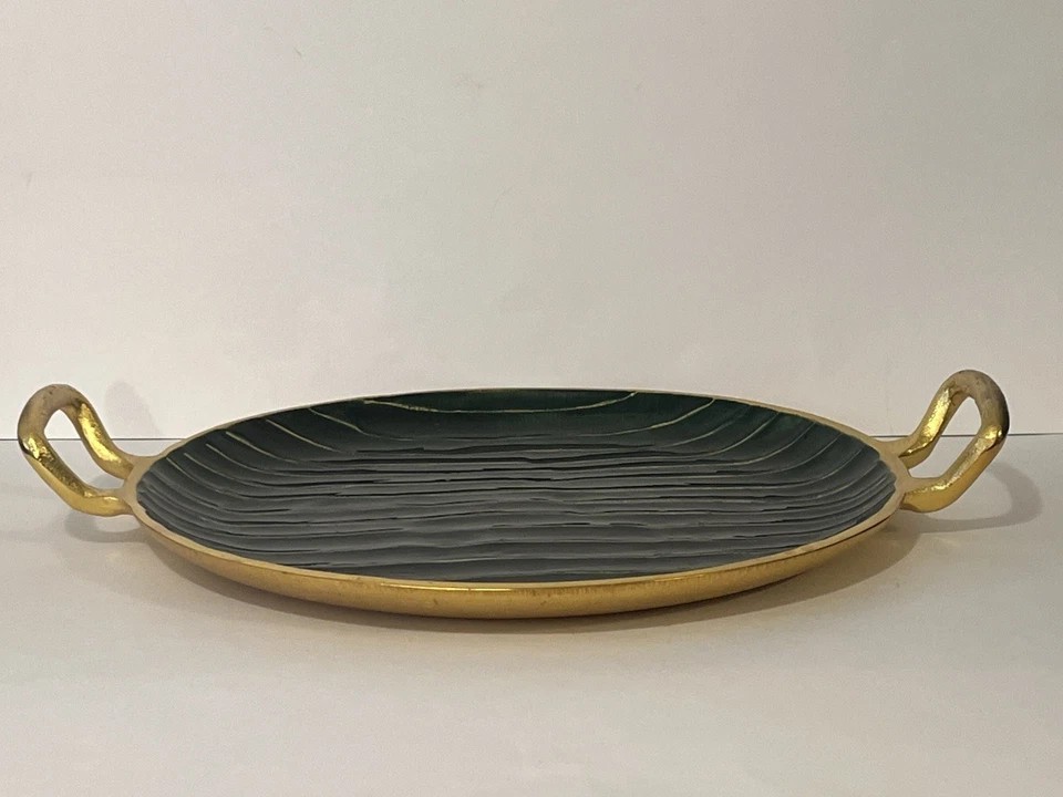 Bandeja para servir decorativa probablemente hecha vintage. Hermoso con asas doradas Foto 3 de 4