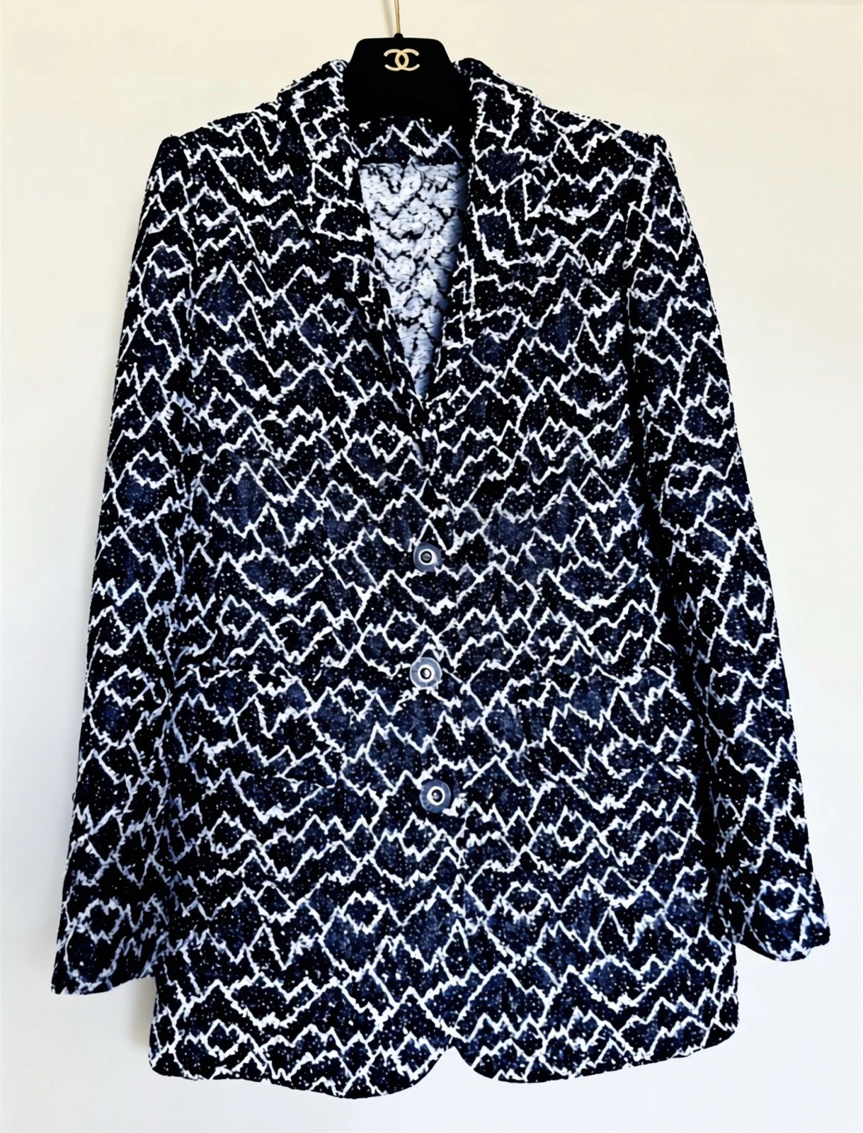 Chanel — Chanel Tweed Jacket – Iconic Navy & White Pattern – FR 36
