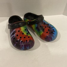 CROCS Fuzzy Lined Classic Clog Slip On Comfort Slide w/ Rainbow Tie Dye Size W8