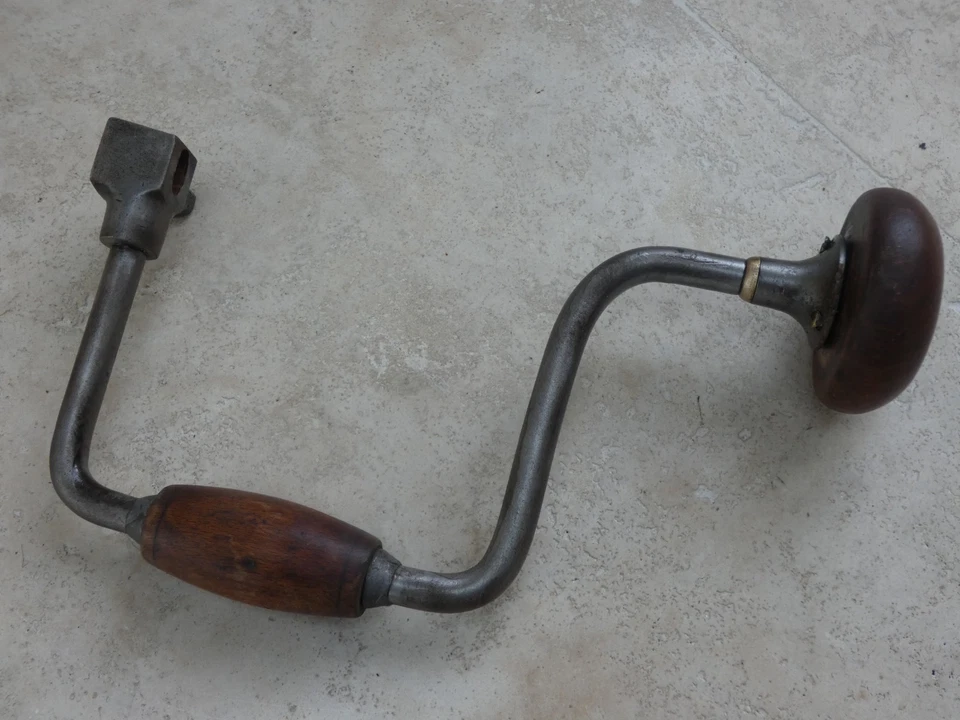 Vilebrequin, outil ancien de charpentier menuisier - Photo 2/4