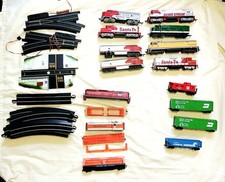 Vintage HO Scale Model Train Lot, 8 Engines 9 Cars MOW Tempo Tyco Bachmann Track