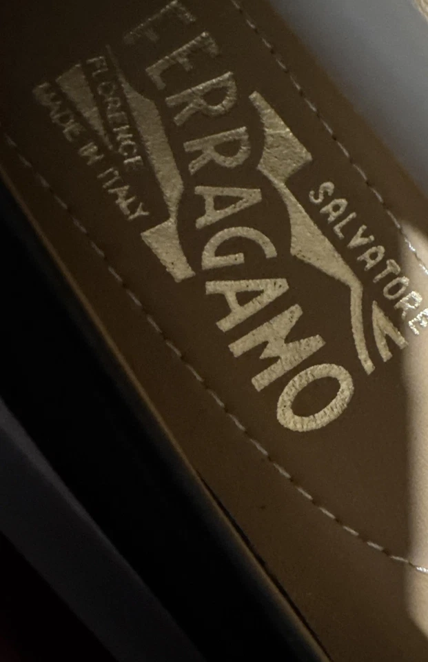 $875 Salvatore Ferragamo Vara Bow Pump Cuero Negro/Dorado Nuevo en Caja 7 Foto 4 de 4