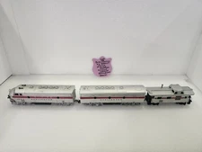 Train Burlington trifecta F9 loco, B dummy tender, caboose. Rebuilt motor fast