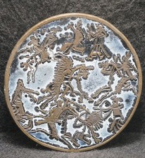 XC17157 VINTAGE 1970s  NATIVE AMERICAN INDIANS BATTLING  ARTWORK BELT BUCKLE