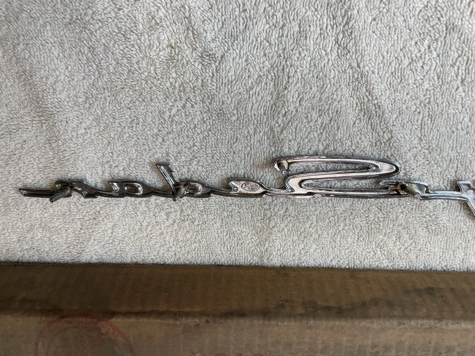 Ford Galaxie Country 1963 sedán vagón nuevo de stock puerta trasera cromada escritura/emblema Foto 4 de 4