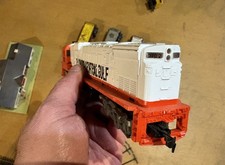 HO train set Tyco 1102 diesel Loco Tank  Box cars Track Xformer Lighted House