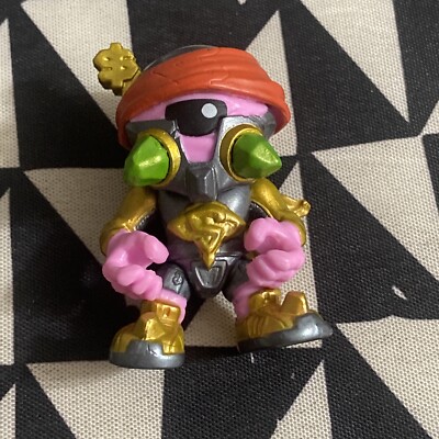 Treasure X - Cyclops Alien - red bandana - green crystals face - mini figurine