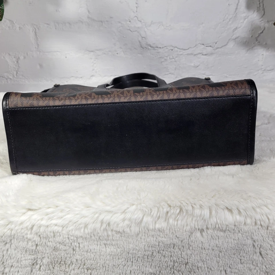 Bolso de Mano Michael Kors Signature Tag Grande, Marrón con Correa Foto 3 de 4