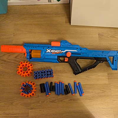 X-Shot Insanity Dart-Blaster mit Trommeln & Schaumstoff-Darts