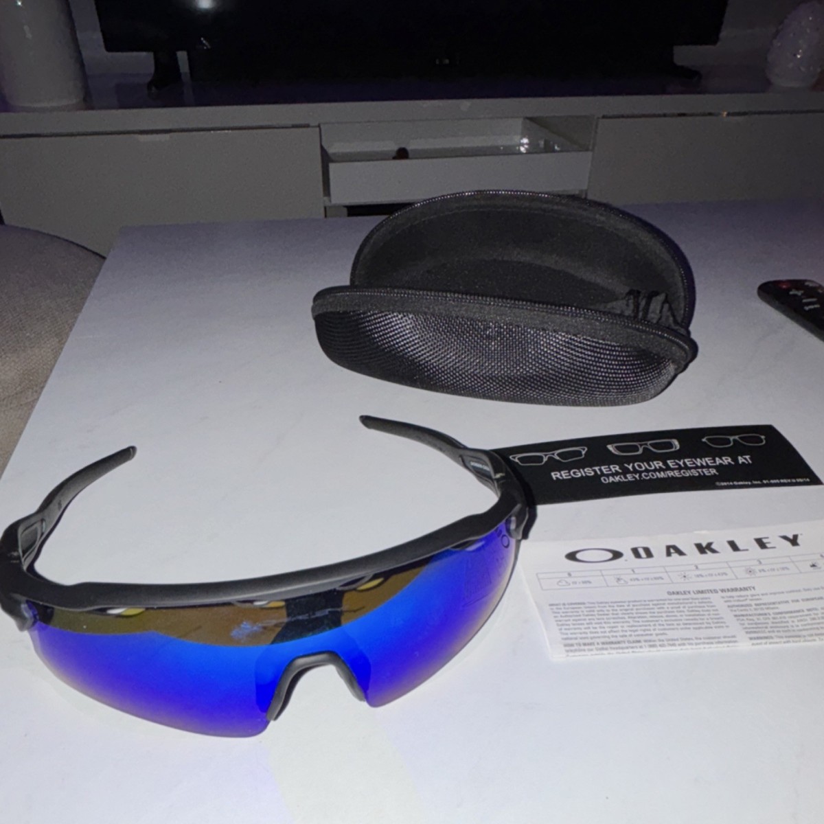 Oakley Men display picture 1