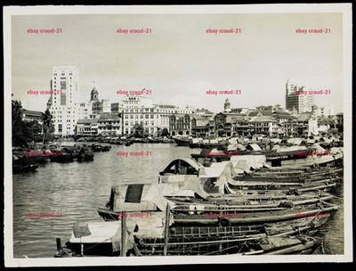 1950er SINGAPUR Flussblick Bumboats Tongkangs Stadtzentrum Skyline Vintage schwarzweiß Foto