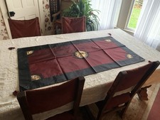 Tovaglia rossa nera ricamata medaglione orientale nappe longevità 30x57”