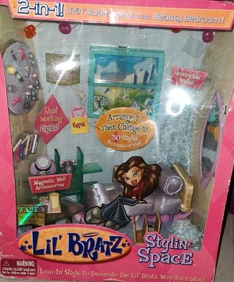 VERY RARE! BRATZ STYLIN SPACE 2 IN 1 Living Room Sofa, Accessories, More! 2003