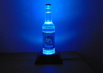 Fallout Nuka Cola Quantum + mit LED Standfuß aus schwarzem Glas.