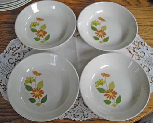 Vintage Taylor Smith & Taylor FLOWER POWER Daisies 6 1/2" Bowls ~ Set of 4 ~ - 第 1/4 張圖片