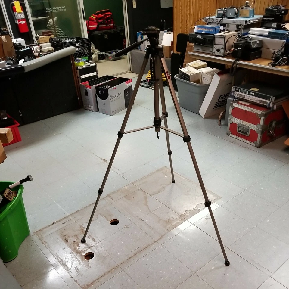 VidPro Tripod with Levels, Quick-Release Plate, Handle. 1 broken tightener - Image 2 of 4