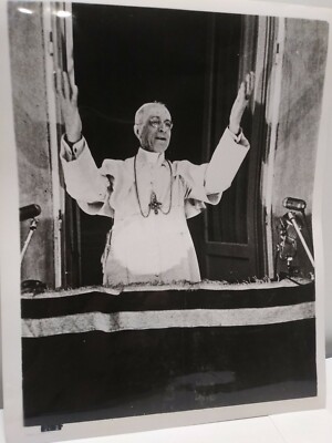 Wonders World 1957 8 x10 B/W Press Movie Photo Pope Pius XII Hands