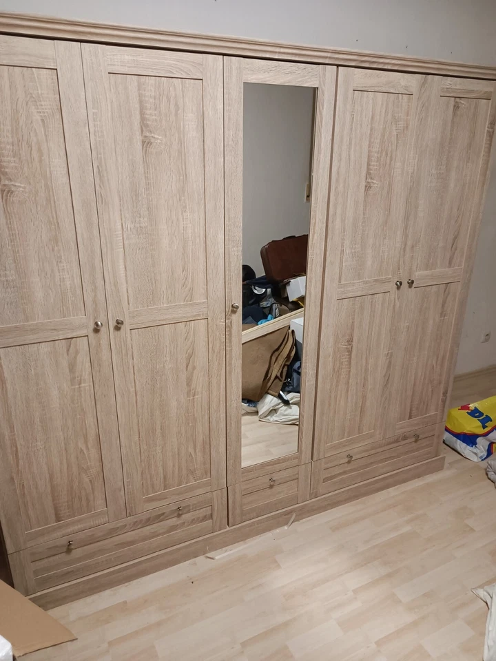 Schrank  nur abholen bitte und bar zhalen 