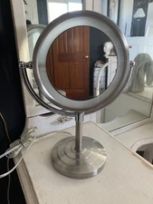 Vintage Jerdon Lighted Tabletop magnification  Mirror Halo