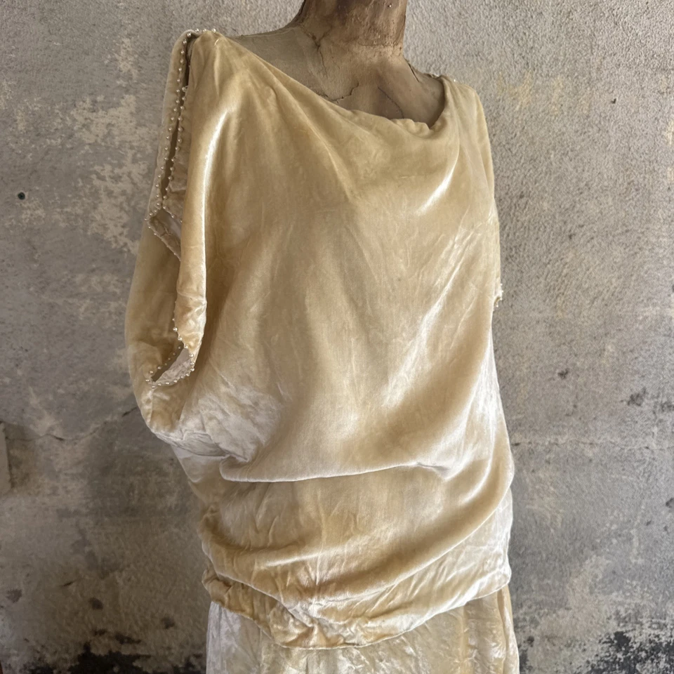Antiguo Vestido de Terciopelo de Seda Crema Años 20 Borde de Perla Reunido Maxi Adolescentes De Colección Foto 2 de 4