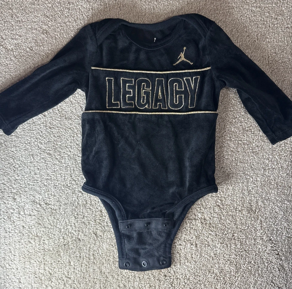 Jordan Legacy Bebé Conjunto 3 Piezas-Body, Pantalones, Gorra Negro y Dorado 0-6 Meses Foto 2 de 4