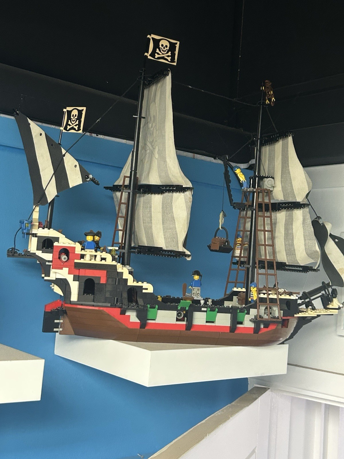 Lego Pirates 6286 Skull Eye Schooner Pirate ship complete with original box 