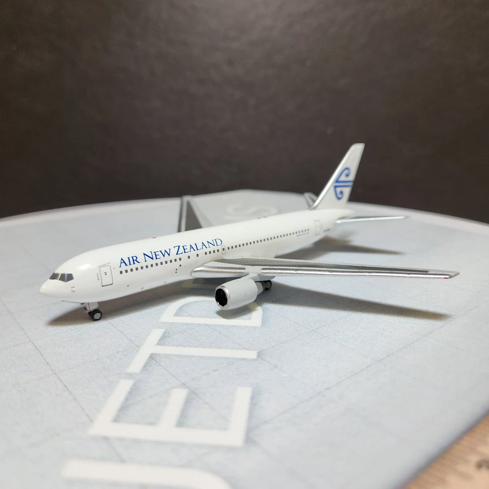 1/400 AIR NEW ZEALAND BOEING 767-200 HYBRID COLORS ZK-NBJ AEROCLASSICS 60 MADE - Image 3 of 4