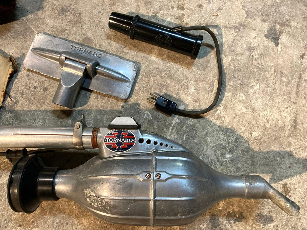 Aspirateur Tornado Vintage Années 50 En Aluminium Avec Accessoires - état D'origine