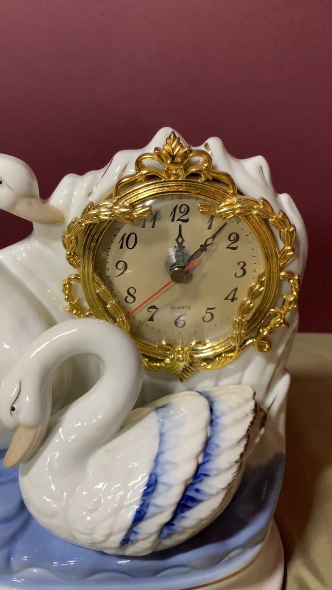 VINTAGE COLONIAL/VICTORIAN STYLE LOVE SWANS WITH DESK/MANTEL CLOCK