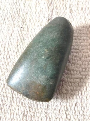 FINE WOODLAND ERA MULTI-HUE HARD STONE CELT: EX-COX. SMALL SIZE