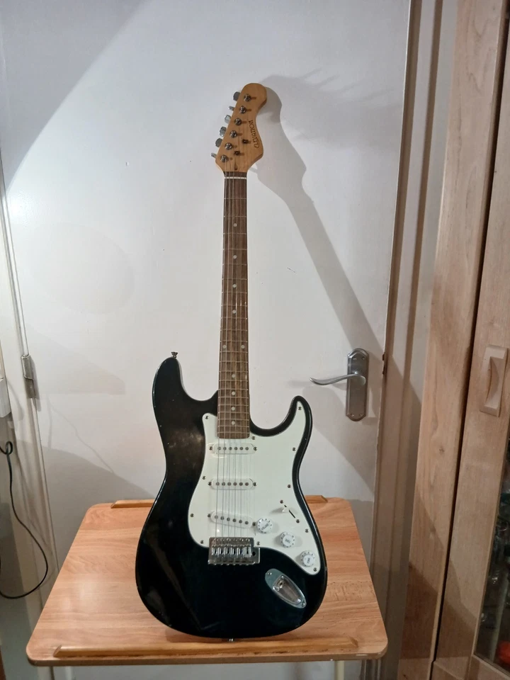 Elevation stratocaster style electric guitar - Image 4 of 4
