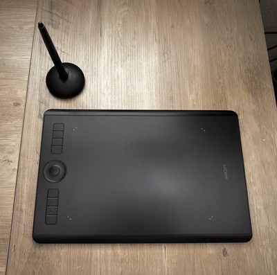Wacom Intuos Pro   Excellent Condition, Includes Pen & Holder