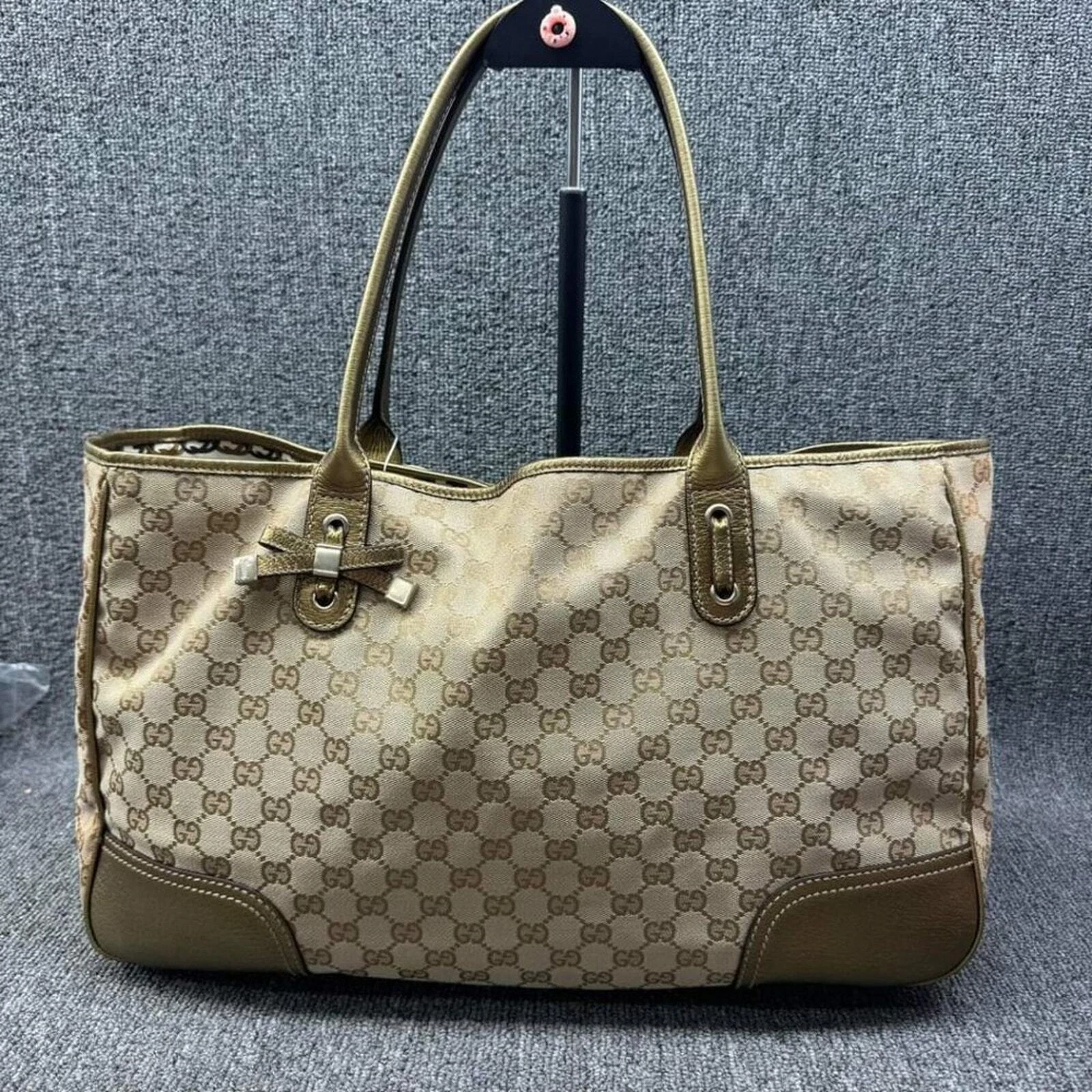 Sac fourre tout Gucci en cuir 100% authentique