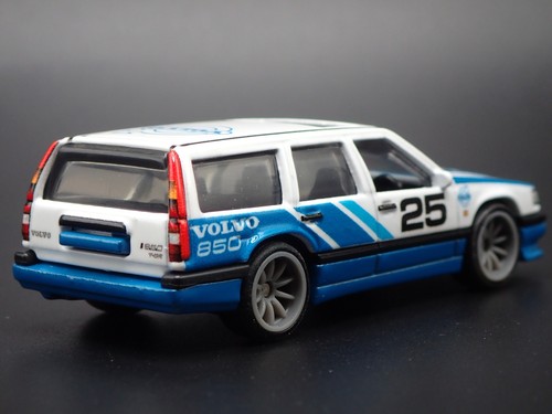 1993-1997 VOLVO 850 ESTATE STATION WAGON 1:64 SCALE DIORAMA DIECAST MODEL CAR - Picture 7 of 8