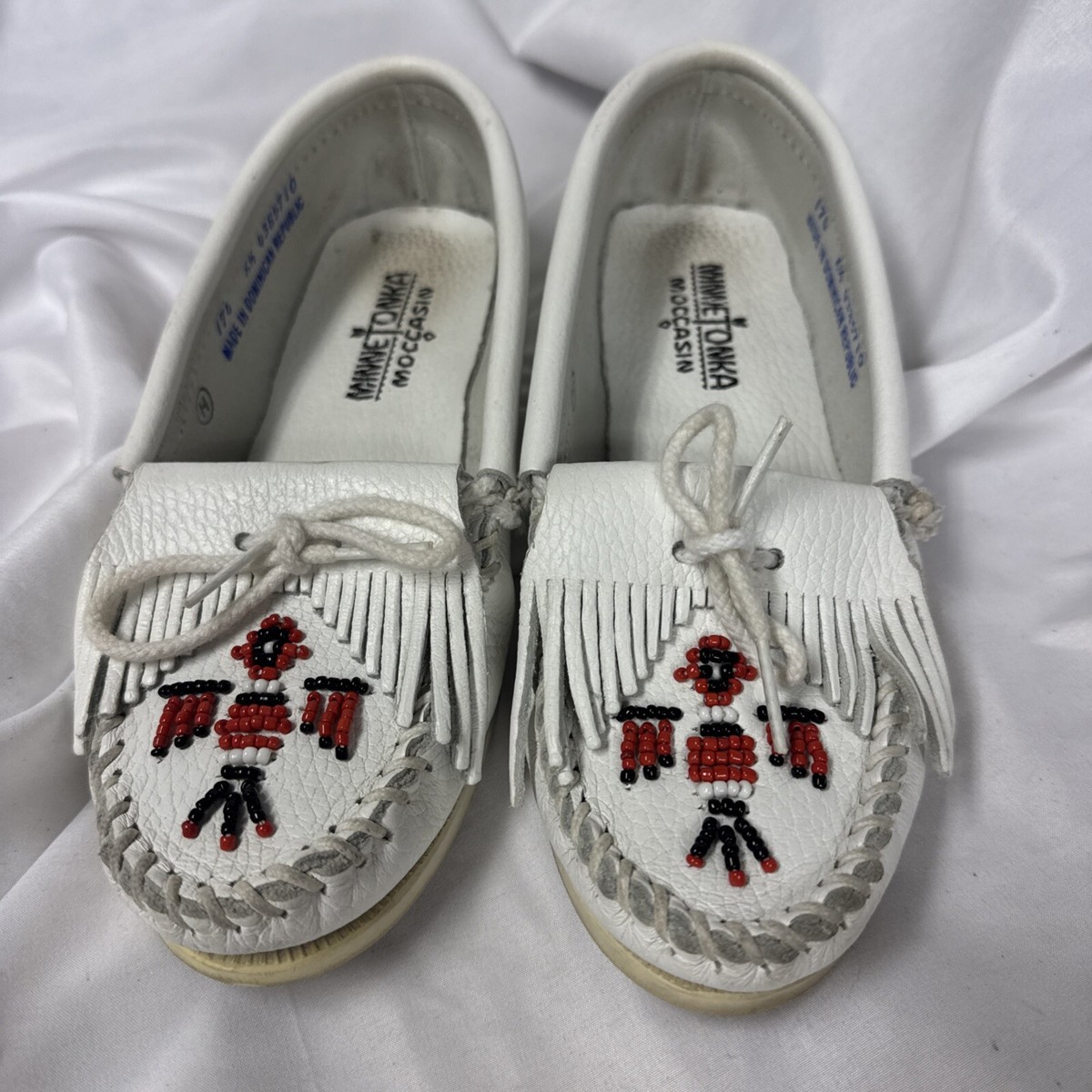 MINNETONKA ホワイト タッセルモカシン ミネトンカ新作“タッセル”付きモカシン、柔らかレザーの