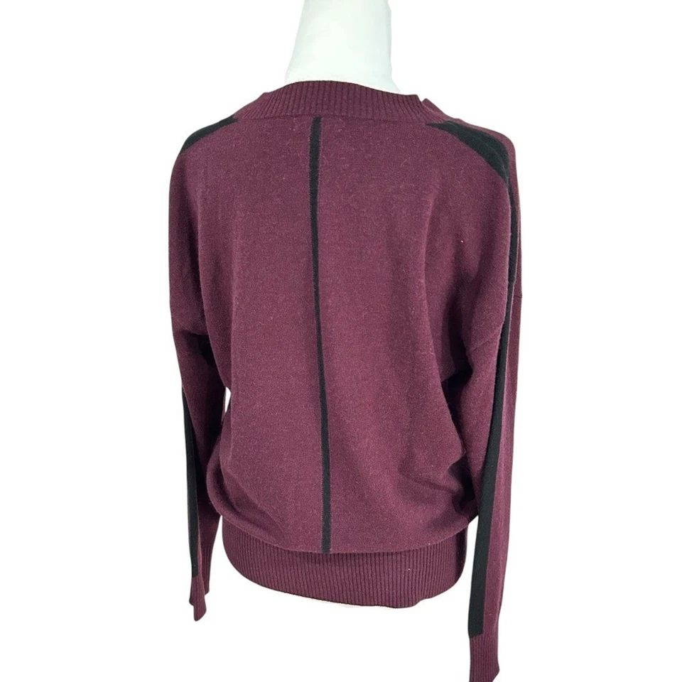 Jersey Reiss Isabella Tejido Cuello en V Mezcla Cachemira Baya/Negro M Foto 3 de 4