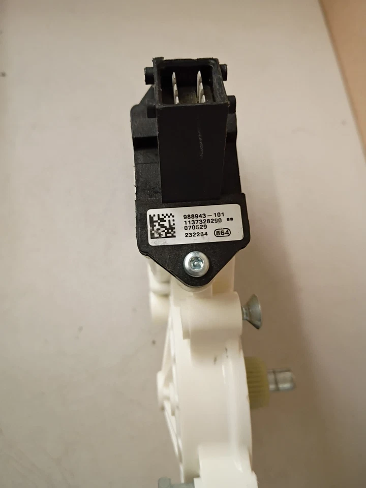 2004-2009 Cadillac SRX Front Left Driver Door Power Window Motor OEM - Image 4 of 4