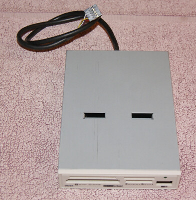 UCR 75-in-1 Card Reader per USB Anschluss
