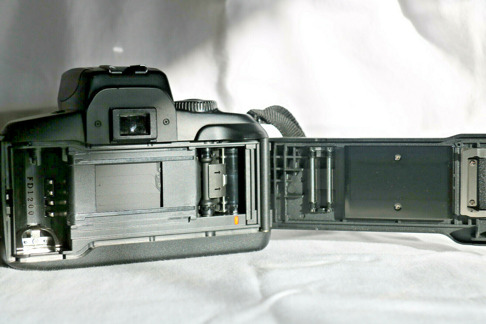 CANON EOS 700 FILM CAMERA w original 3580MM POWER ZOOM LENS Manual