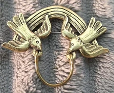 Jeep Collins JC Brass Charm Brooch Pin Holder Lapel Birds Ribbon Rainbow 