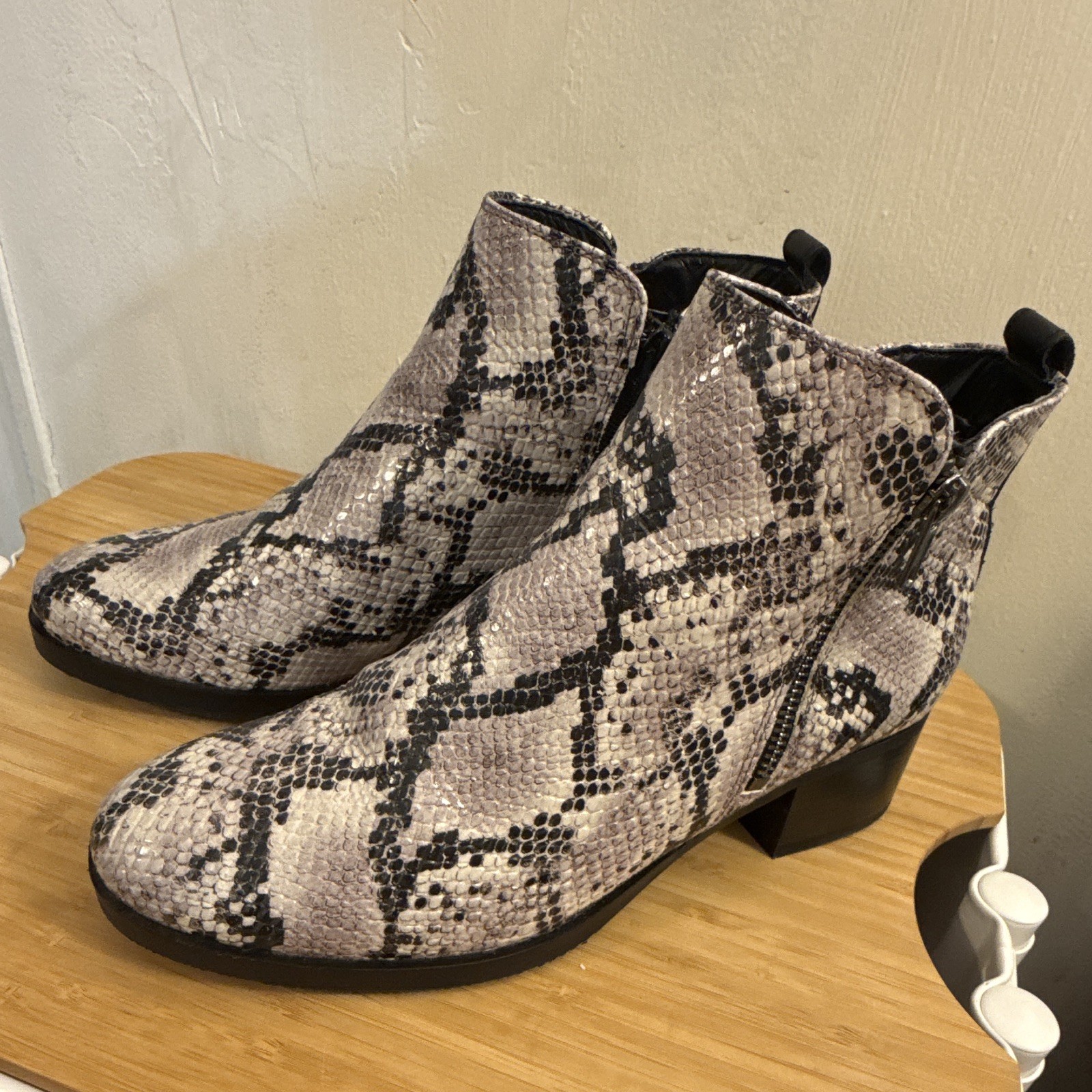 Clarks Women’s Snake Print Ankle Bootie Boots Zip Round Toe US 8 EU 39