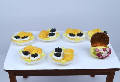 *~*  Teller mit Blinis  , Kaviar  und  Crème Fraîche ,Handarbeit  *~*