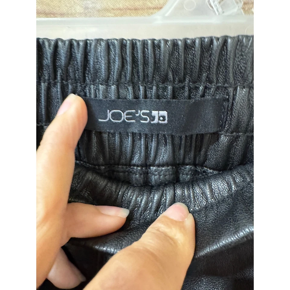 Pantalones de chándal Joe's veganos de cuero sintético tiro alto negros Foto 4 de 4