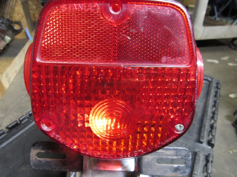 Guardabarros trasero y luz trasera Kawasaki KZ400 KZ400D Foto 3 de 4