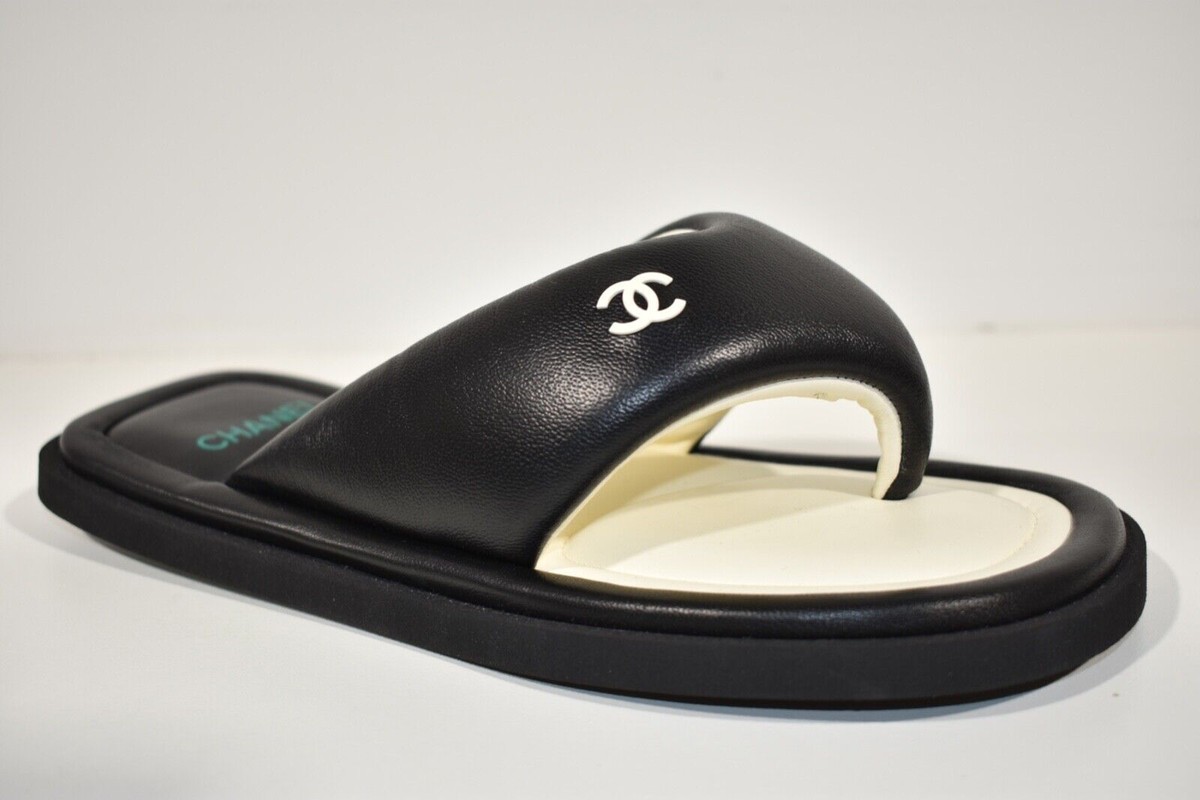 シャネル パンプス ウエッジソール Chanel 22P Black White Lambskin Padded Pool Thong Logo Mule
