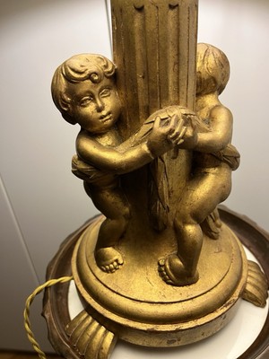 Ältere Tischlampe  Holz Gold geschnitzte Knaben um einen Baum spielend