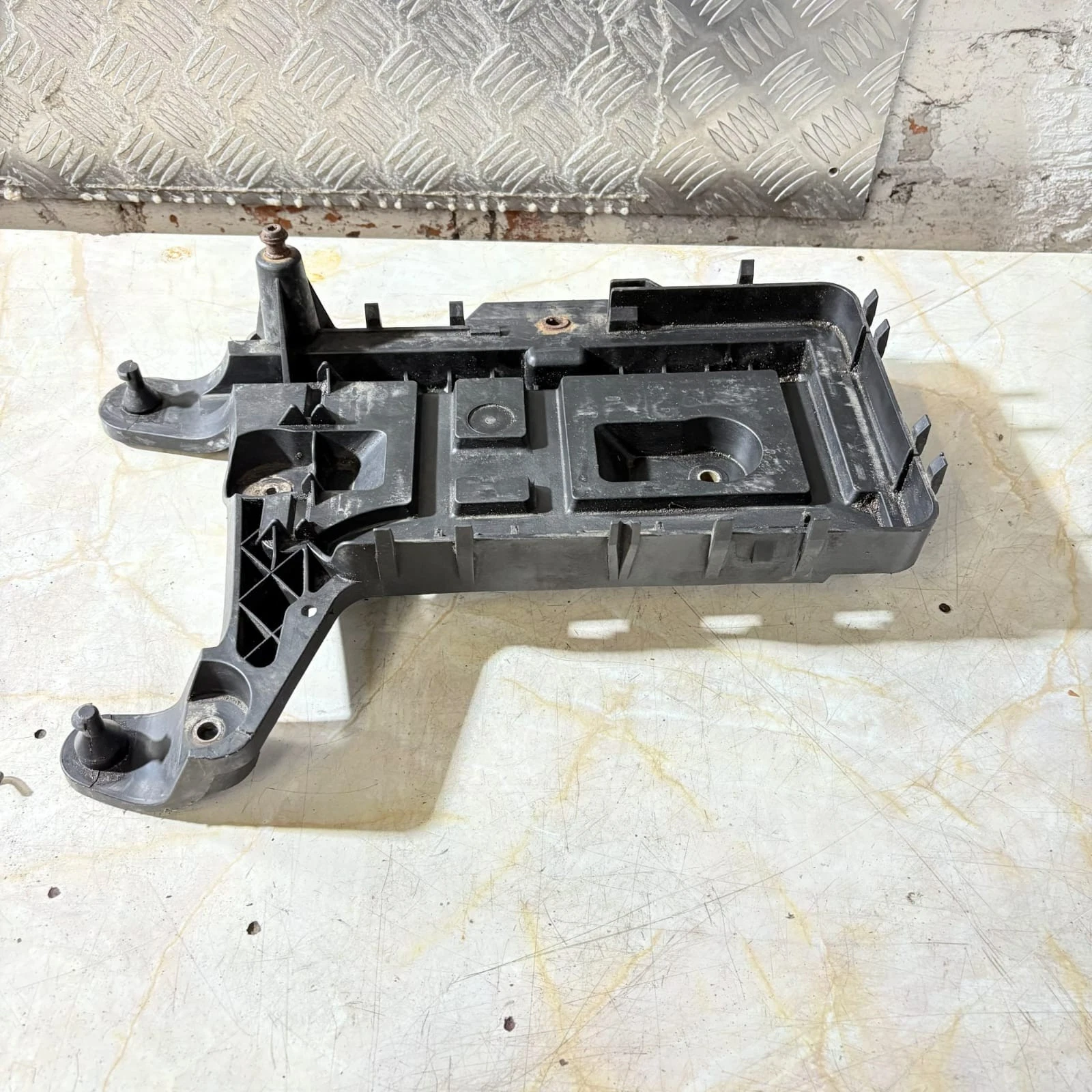 Volkswagen Golf Mk5 battery tray housing 1K0915333C