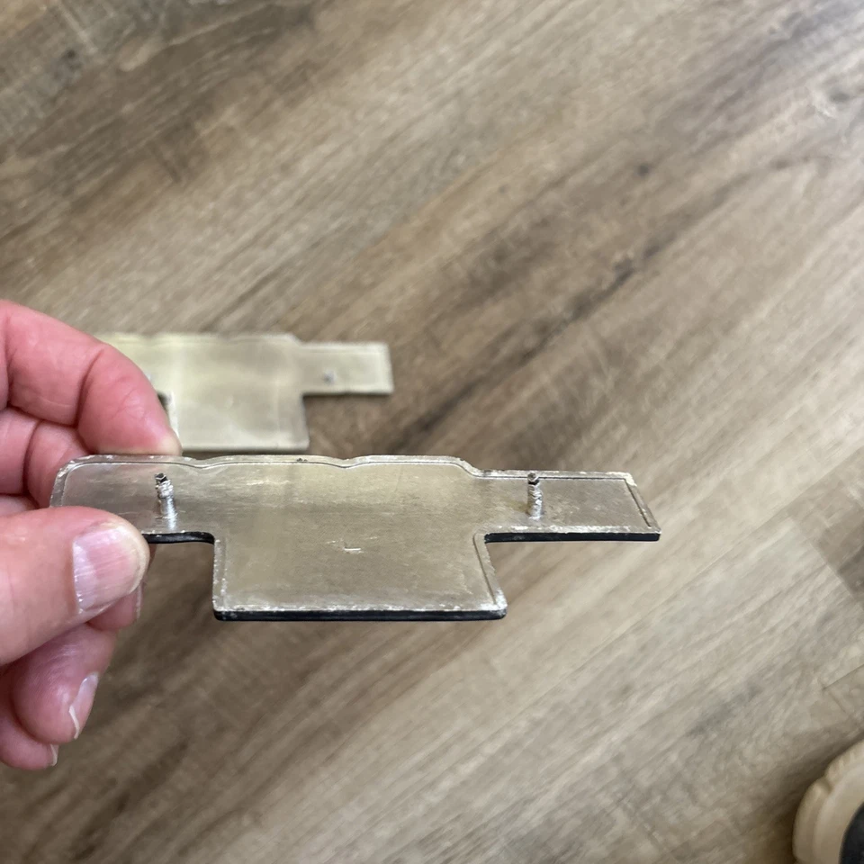 Par de emblemas de cubierta lateral usados Kawasaki 1976 KZ900-B1 900 LTD L y R Foto 3 de 4