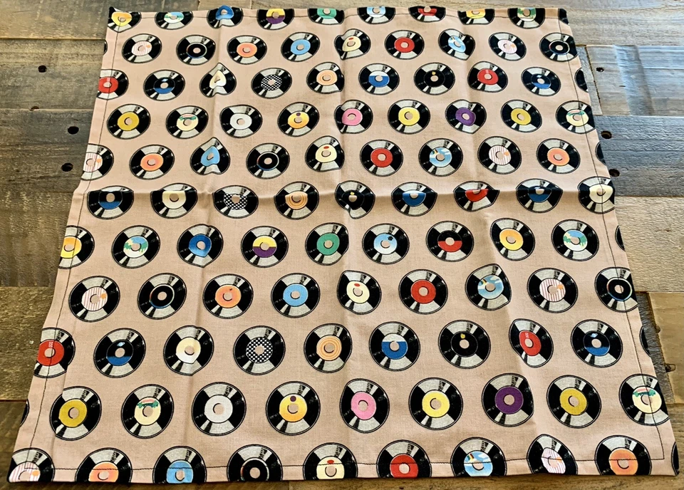 Lot Of 4 Sassy Bliss Boutique 1950’s Themed VINYL RECORDS 16x16 Cloth Napkins - Изображение 3 из 4