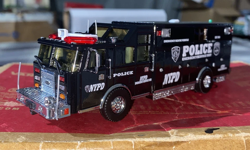 Kitbash 1/64 CODE3 Pierce Heavy Rescue New York Police Officer NYPD ESU COMMAND - Image 4 of 4